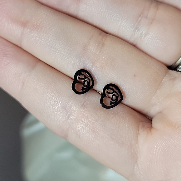 Stethoscope & Heart Hollow Stud Earrings, unisex - Picture 7 of 7